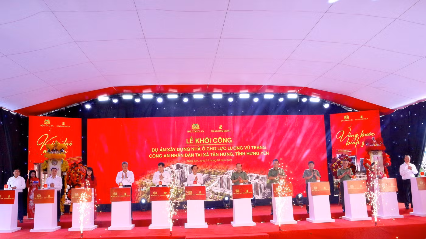 Các đại biểu thực hiện nghi thức khởi công dự án. 