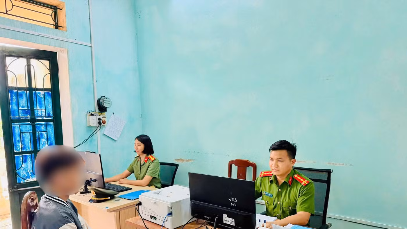 Cơ quan Công an làm việc với V.Q.H - chủ tài khoản TikTok "Vu Quang Huy". Ảnh: Công an tỉnh Hưng Yên