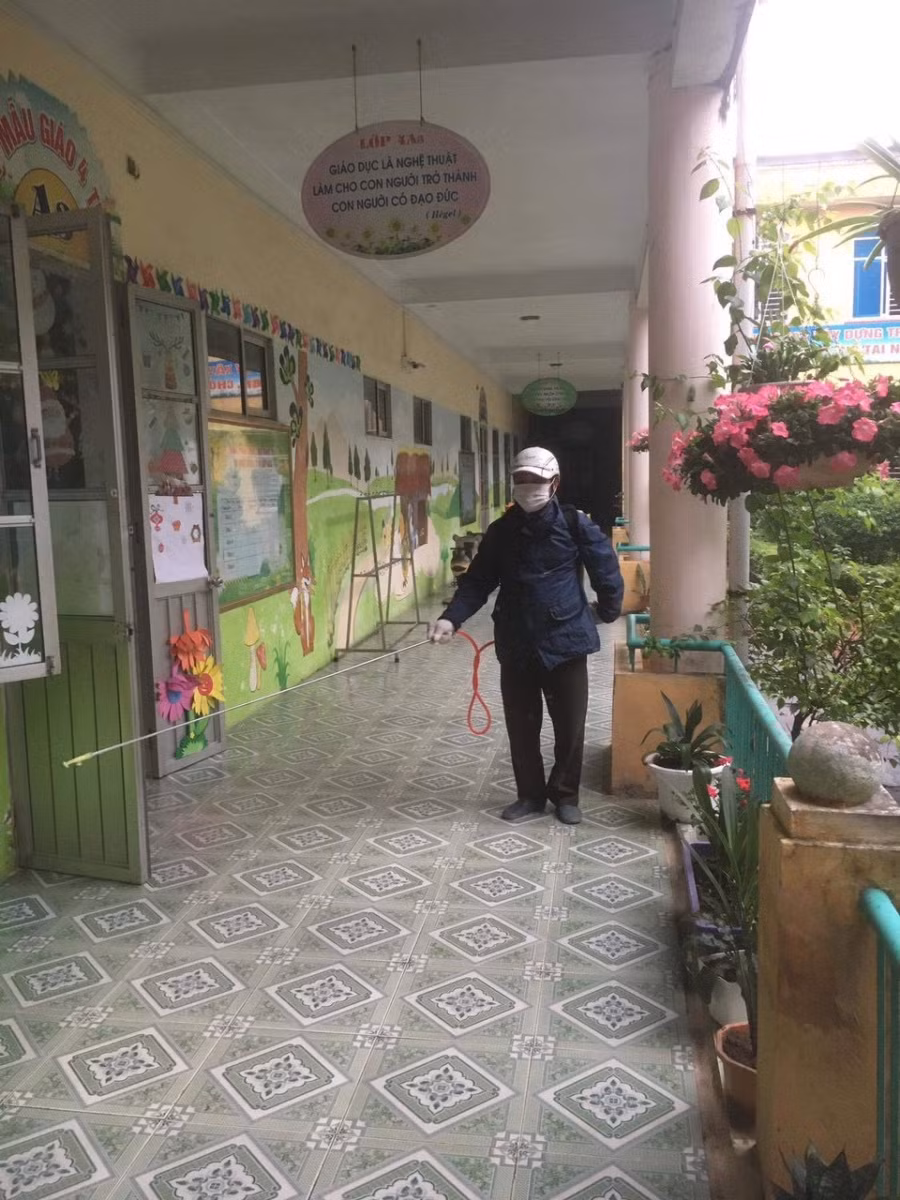 Trường Mầm non 19-5, TP Hưng Yên, phun khử khuẩn.