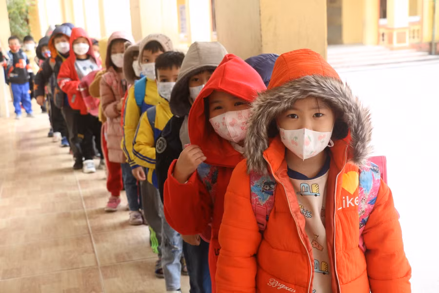 Học sinh Trường TH Bần Yên Nhân số 1 xếp hàng ra về.