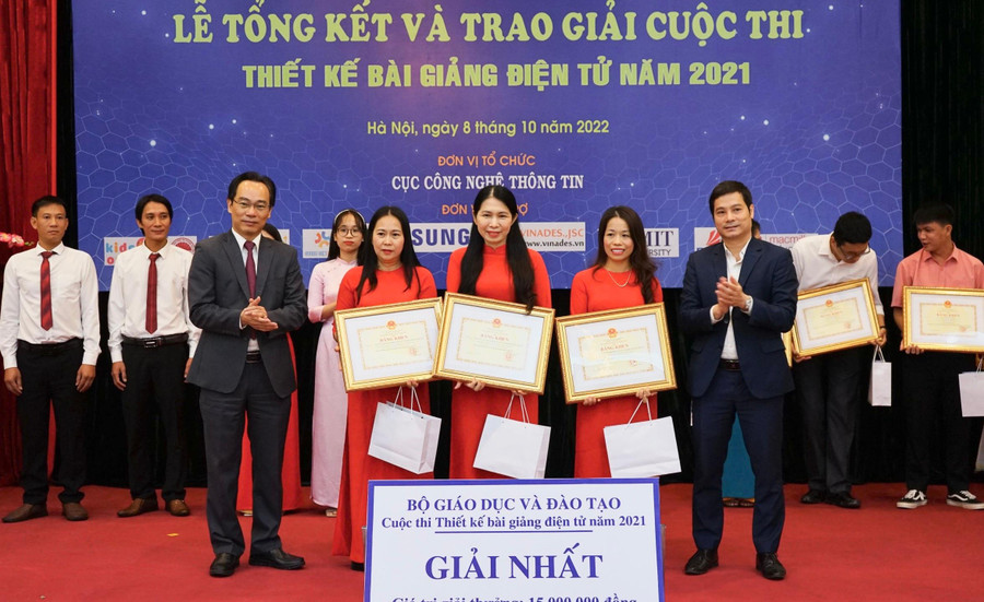 Ban tổ chức trao giải Nhất cuộc thi Thiết kế bài giảng điện tử năm 2021.