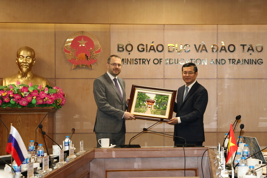 Thứ trưởng Bộ GD&ĐT Nguyễn Văn Phúc (phải) và Thứ trưởng Bộ Khoa học và Giáo dục đại học Liên bang Nga Konstantin Mogilevsky trao quà lưu niệm. Thứ trưởng Bộ GD&ĐT Nguyễn Văn Phúc (phải) và Thứ trưởng Bộ Khoa học và Giáo dục đại học Liên bang Nga Konstantin Mogilevsky trao quà lưu niệm.