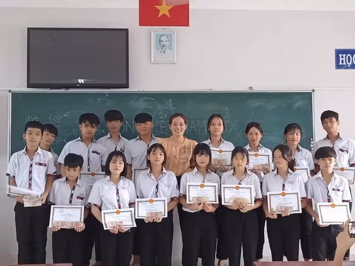 Cô giáo Quách Thị Huế (ở giữa, hàng hai) chụp ảnh kỉ niệm cùng học sinh Trường PTDT Nội trú liên huyện Tân Phú - Định Quán. Ảnh: NVCC.