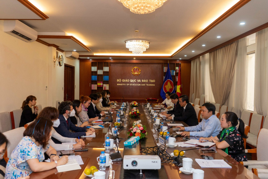 Quang cảnh buổi làm việc. Quang cảnh buổi làm việc.