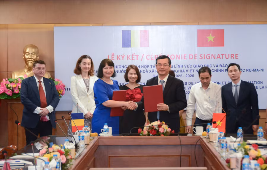Thứ trưởng Nguyễn Văn Phúc và Đại sứ Rumani Cristina Romila ký kết chương trình hợp tác về giáo dục và đào tạo giữa hai bên.