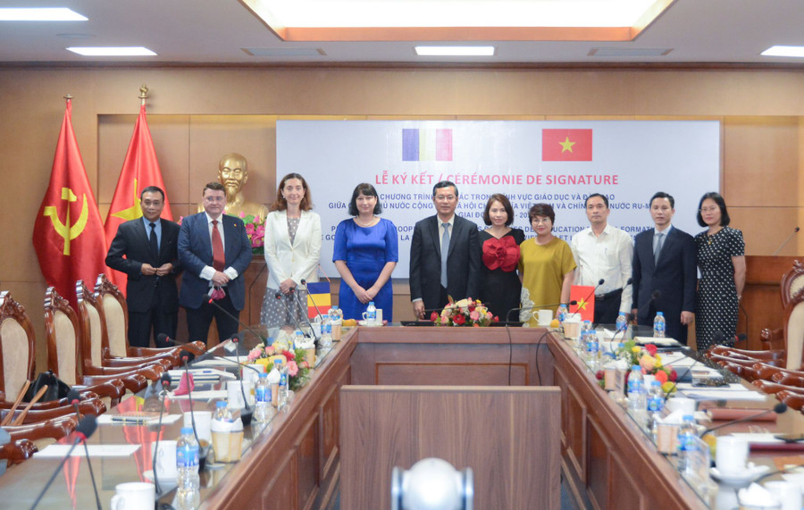 Các đại biểu chụp hình lưu niệm. Các đại biểu chụp hình lưu niệm.