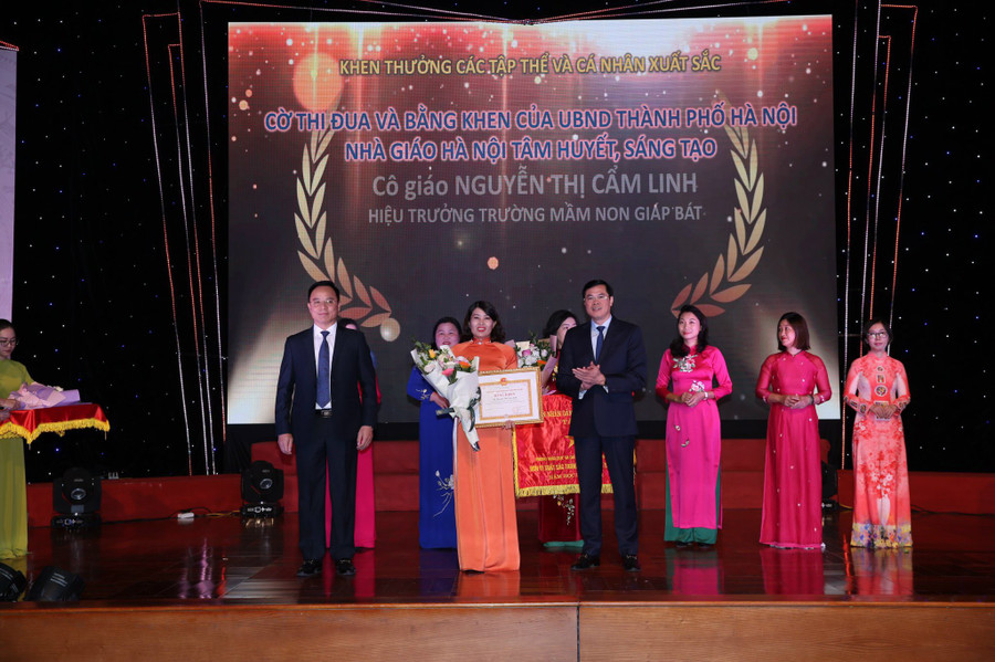 Cô Nguyễn Thị Cẩm Linh (đứng giữa, áo dài cam) được trao tặng Bằng khen của UBND TP Hà Nội. Ảnh: NVCC. Cô Nguyễn Thị Cẩm Linh (đứng giữa, áo dài cam) được trao tặng Bằng khen của UBND TP Hà Nội. Ảnh: NVCC.