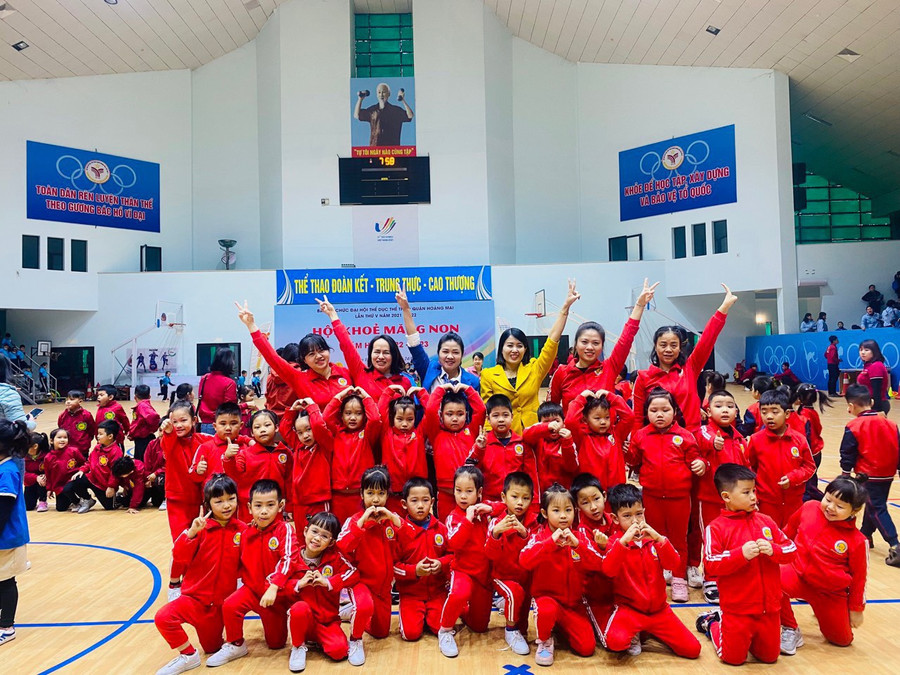 Cô Linh (áo vàng) chú trọng công tác chăm sóc, nuôi dưỡng và giáo dục trẻ. Ảnh: NVCC. Cô Linh (áo vàng) chú trọng công tác chăm sóc, nuôi dưỡng và giáo dục trẻ. Ảnh: NVCC.