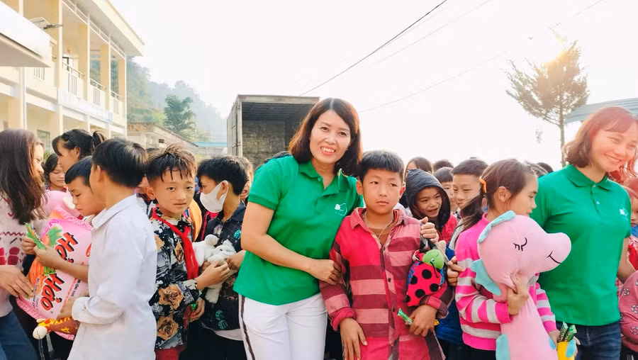 Cô Linh tích cực tham gia các hoạt động từ thiện. Ảnh: NVCC.