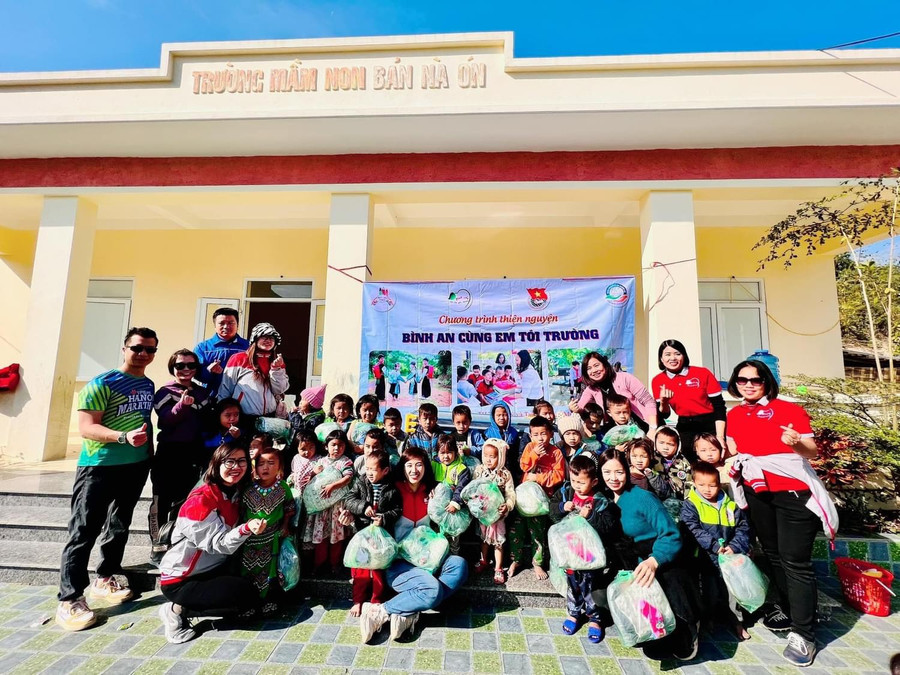 Cô Linh tham gia chương trình thiện nguyện "Bình an cùng em tới trường". Ảnh: NVCC. Cô Linh tham gia chương trình thiện nguyện "Bình an cùng em tới trường". Ảnh: NVCC.