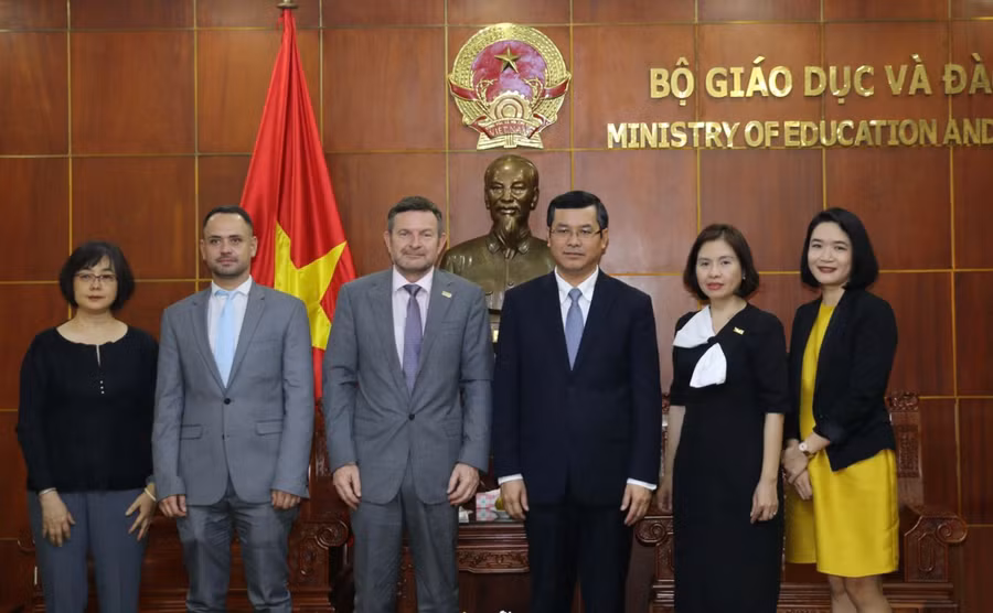 Các đại biểu chụp hình lưu niệm.