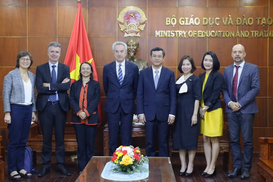 Các đại biểu chụp hình lưu niệm.