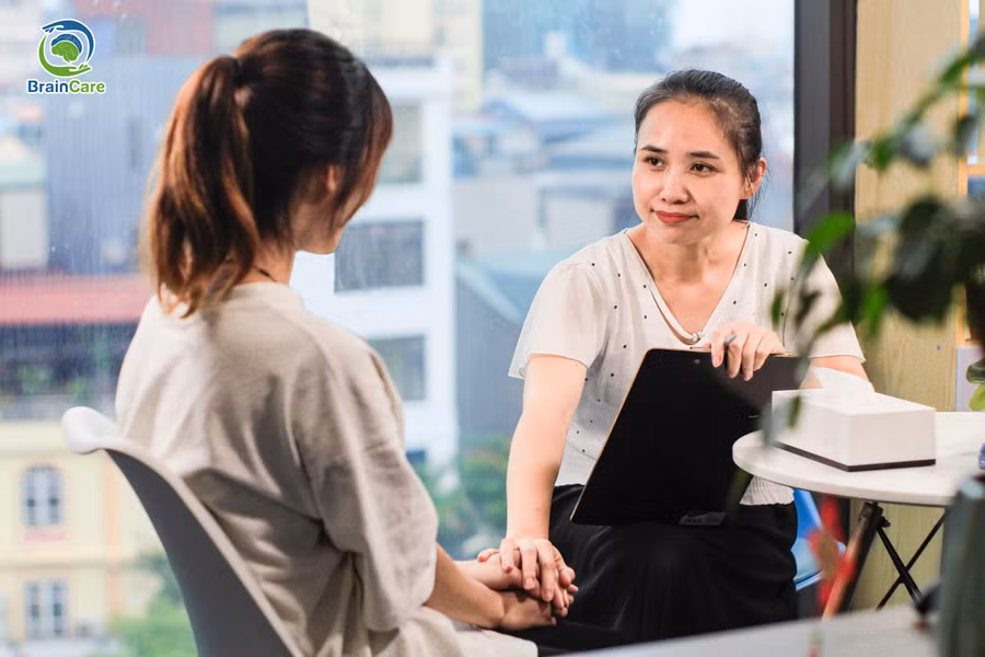Lắng nghe và thấu cảm giúp thí sinh vượt qua áp lực mùa thi. Ảnh: NVCC.