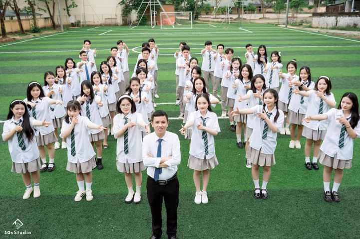 Thầy Quý chụp ảnh kỷ yếu cùng học sinh Trường THPT Hương Khê, Hà Tĩnh. Ảnh: NVCC.