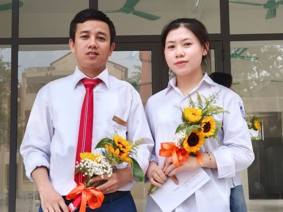 Thầy Lê Văn Quý (trái) chụp ảnh kỷ niệm cùng học trò. Ảnh: NVCC.