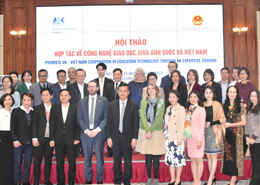 Các đại biểu chụp hình lưu niệm. Các đại biểu chụp hình lưu niệm.
