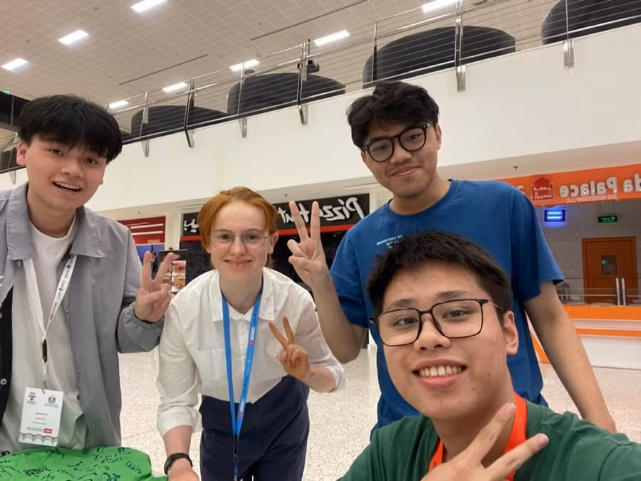 Trần Phạm Mạnh (áo xanh lá) làm quen với bạn bè quốc tế. Ảnh: NVCC.