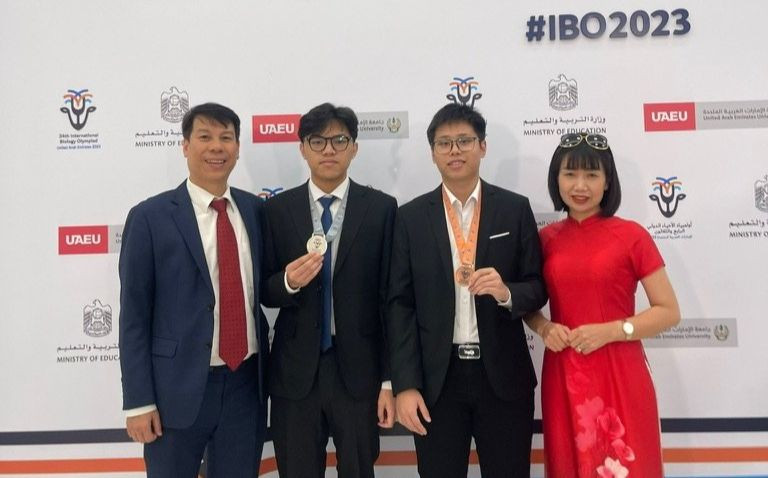 Mạnh (thứ 2 từ phải sang) chụp ảnh cùng bạn và thầy cô đội tuyển Olympic Sinh học quốc tế. Ảnh: NVCC. Mạnh (thứ 2 từ phải sang) chụp ảnh cùng bạn và thầy cô đội tuyển Olympic Sinh học quốc tế. Ảnh: NVCC.