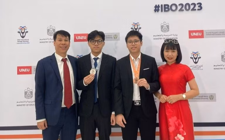 Mạnh (thứ 2 từ phải sang) chụp ảnh cùng bạn và thầy cô đội tuyển Olympic Sinh học quốc tế. Ảnh: NVCC.