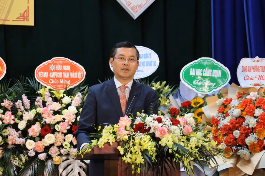 Thứ trưởng Bộ GD&amp;ĐT Nguyễn Văn Phúc phát biểu tại lễ khai giảng năm học 2023 - 2024 khối lưu học sinh Lào - Campuchia của Trường Hữu nghị 80.