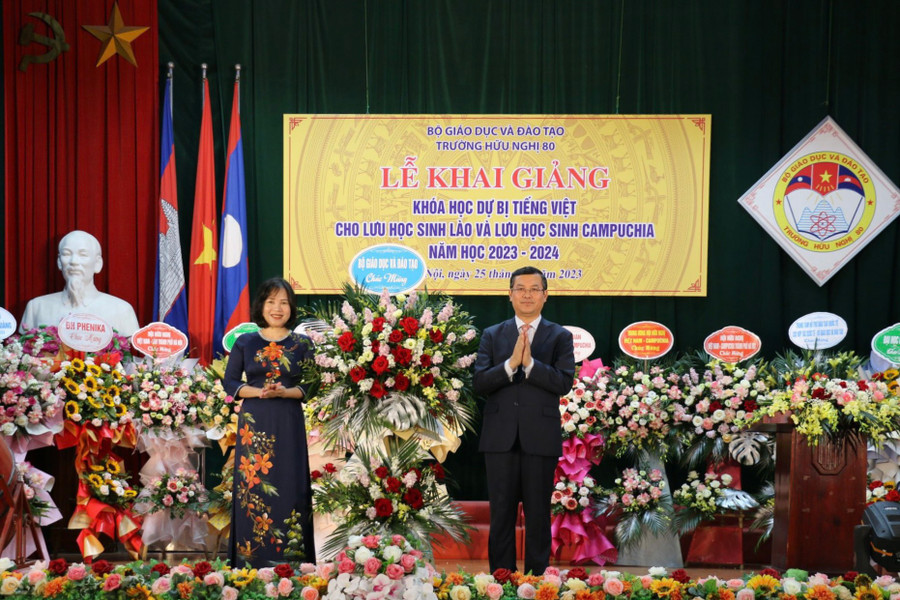 Thứ trưởng Nguyễn Văn Phúc tặng hoa chúc mừng Trường Hữu nghị 80. Thứ trưởng Nguyễn Văn Phúc tặng hoa chúc mừng Trường Hữu nghị 80.