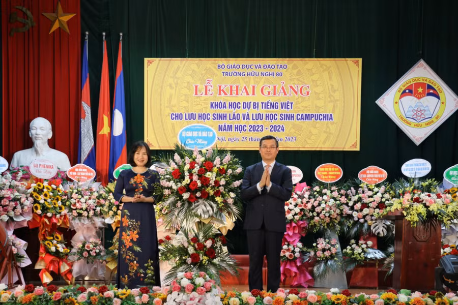 Thứ trưởng Nguyễn Văn Phúc tặng hoa chúc mừng Trường Hữu nghị 80.