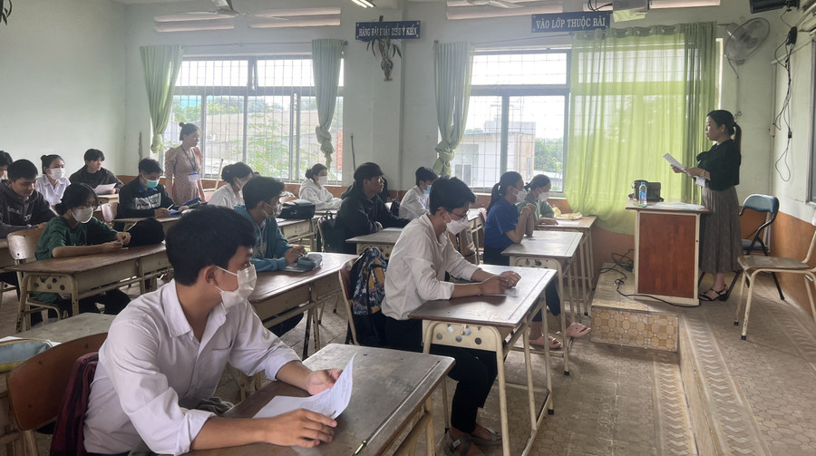 Các thí sinh nghe phổ biến quy chế thi tại điểm thi số 17, trường THPT Huỳnh Văn Nghệ (TP Tân Uyên, Bình Dương). Các thí sinh nghe phổ biến quy chế thi tại điểm thi số 17, trường THPT Huỳnh Văn Nghệ (TP Tân Uyên, Bình Dương).