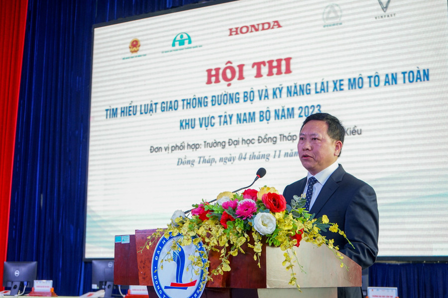 Quyền Vụ trưởng Vụ GD chính trị và công tác HSSV phát biểu khai mạc Hội thi.