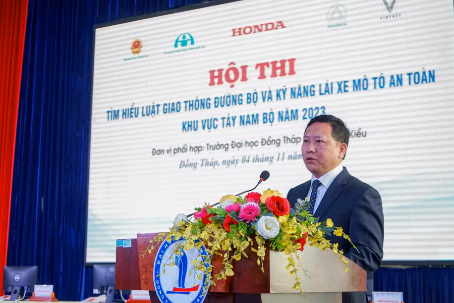 Quyền Vụ trưởng Vụ GD chính trị và công tác HSSV phát biểu khai mạc Hội thi.