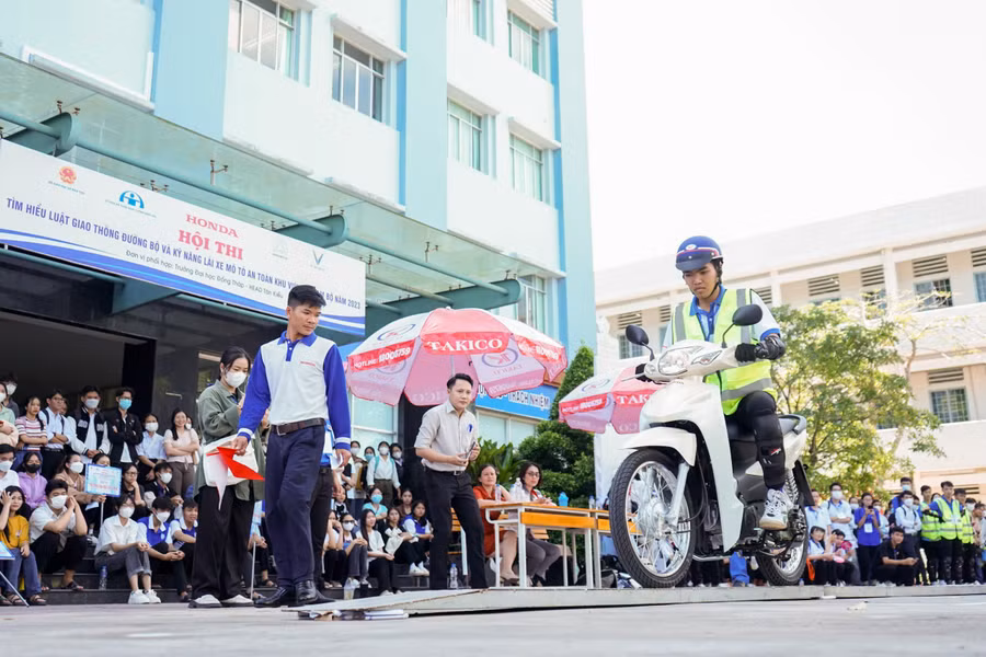 Các thí sinh tham dự phần thi “Thực hành lái xe mô tô an toàn”.