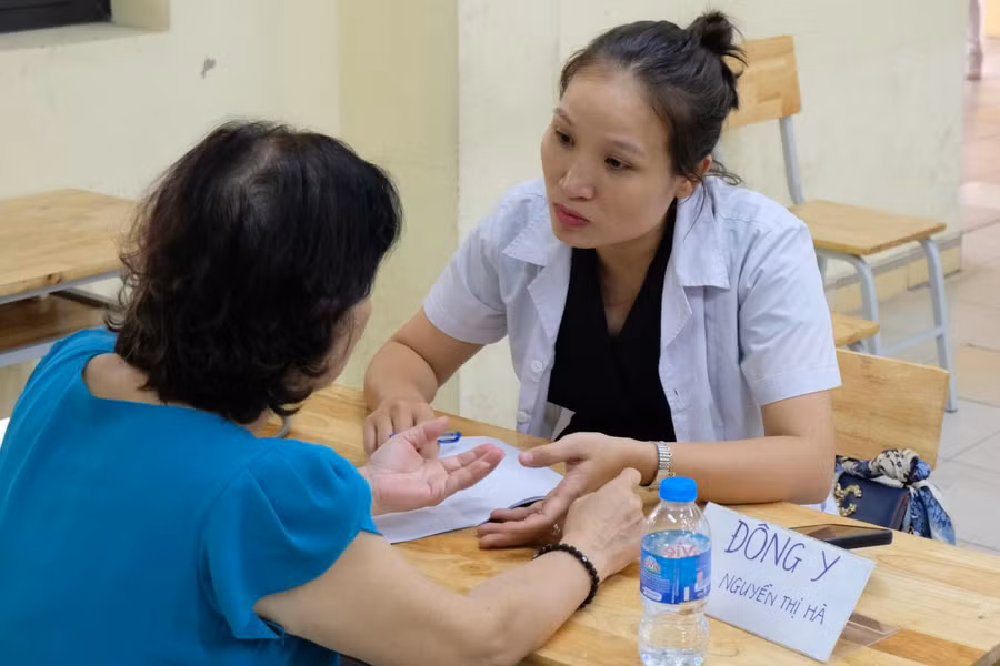 Bác sĩ Đông y tư vấn chuyên sâu cho giáo viên Trường THPT Nguyễn Thị Minh Khai.