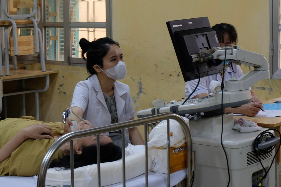 Các cựu giáo viên được siêu âm trong buổi khám, tư vấn. Các cựu giáo viên được siêu âm trong buổi khám, tư vấn.