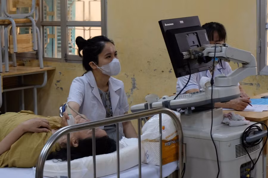 Các cựu giáo viên được siêu âm trong buổi khám, tư vấn.