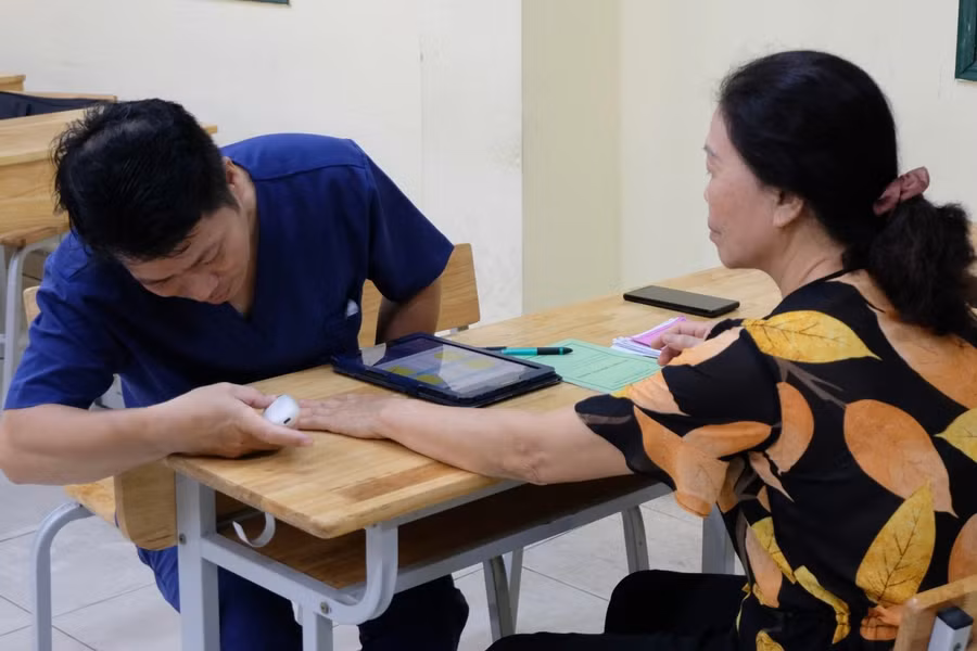 Các y bác sĩ khám và tư vấn sức khoẻ cho cựu giáo viên nhà trường.