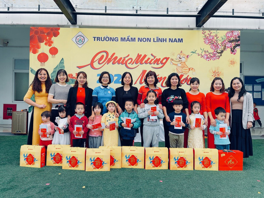 Cô Thơ cùng cán bộ, giáo viên trao quà cho các bé có hoàn cảnh khó khăn. Ảnh: NVCC. Cô Thơ cùng cán bộ, giáo viên trao quà cho các bé có hoàn cảnh khó khăn. Ảnh: NVCC.