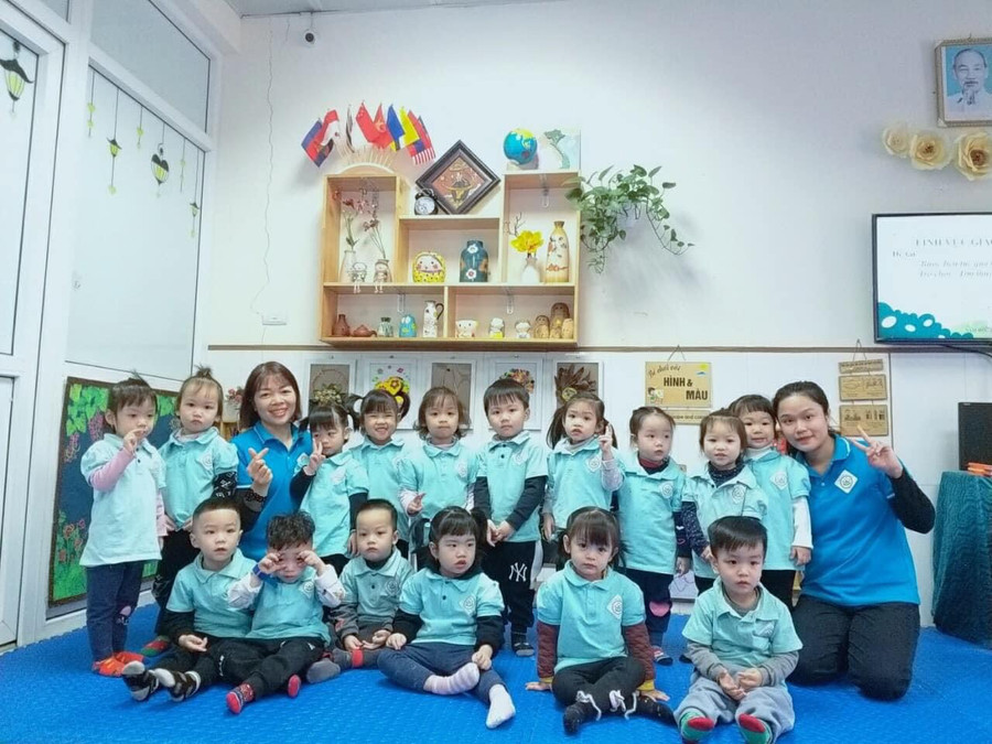 Cô Thơ chụp ảnh cùng trẻ mẫu giáo tại Trường Mầm non Lĩnh Nam. Ảnh: NVCC. Cô Thơ chụp ảnh cùng trẻ mẫu giáo tại Trường Mầm non Lĩnh Nam. Ảnh: NVCC.
