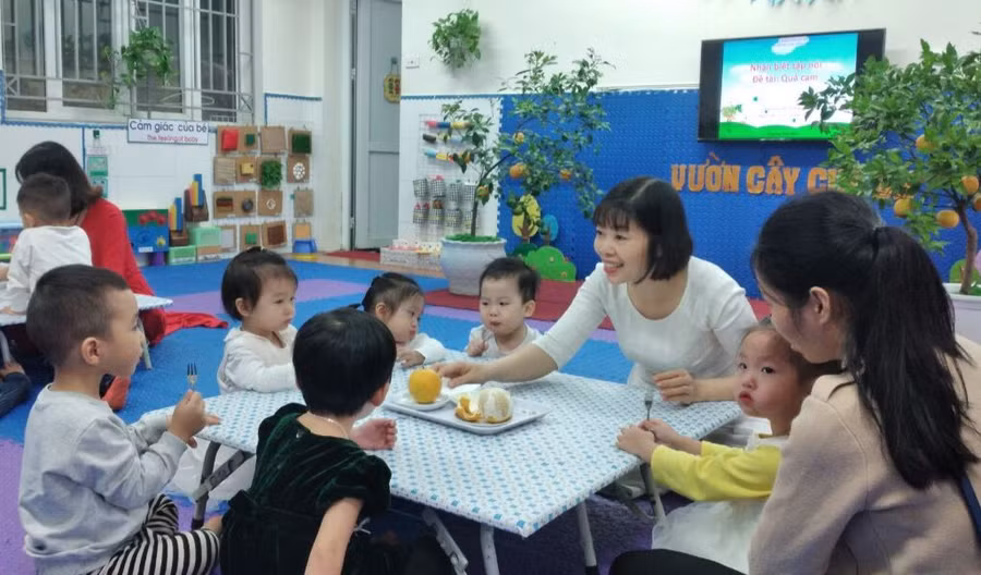 Cô Thơ trong một tiết nuôi dạy trẻ. Ảnh: NVCC.
