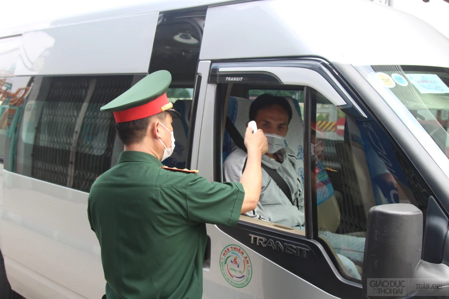 Người lao động di chuyển giữa TP Hồ Chí Minh và Đồng Nai phải thực hiện nghiêm các yêu cầu phòng dịch Covid-19.