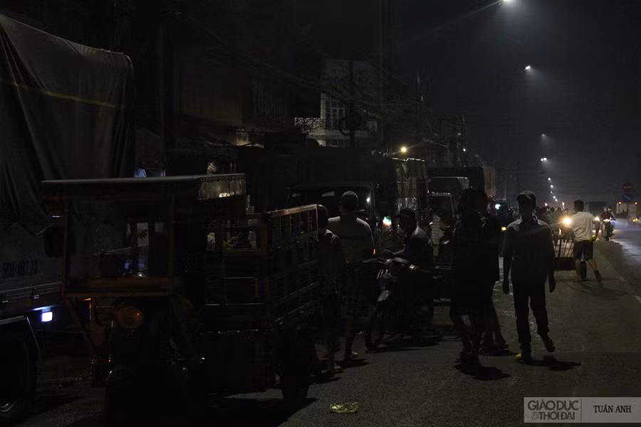 Bắt đầu phong tỏa, nhiều tài xế vận chuyển hàng hóa đến chợ Tân Biên đã xếp hàng dài trên QL1A vì không thể đi vào.