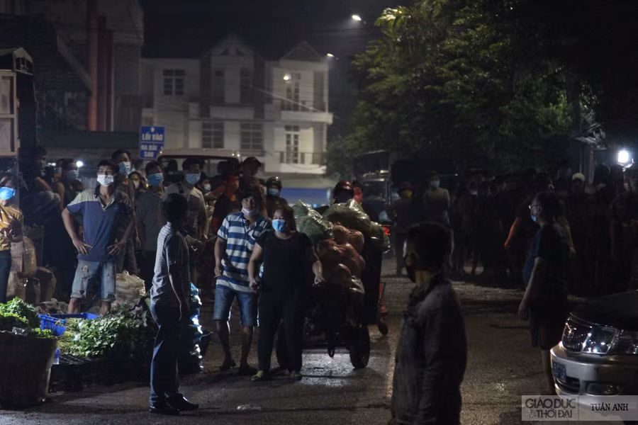 Nhiều người bất ngờ vì bị phong tỏa đã tập trung trước cổng chợ, lực lượng công an phường Tân Biên ngay lập tức đã có mặt, đảm bảo trật tự cho việc lấy mẫu xét nghiệm.