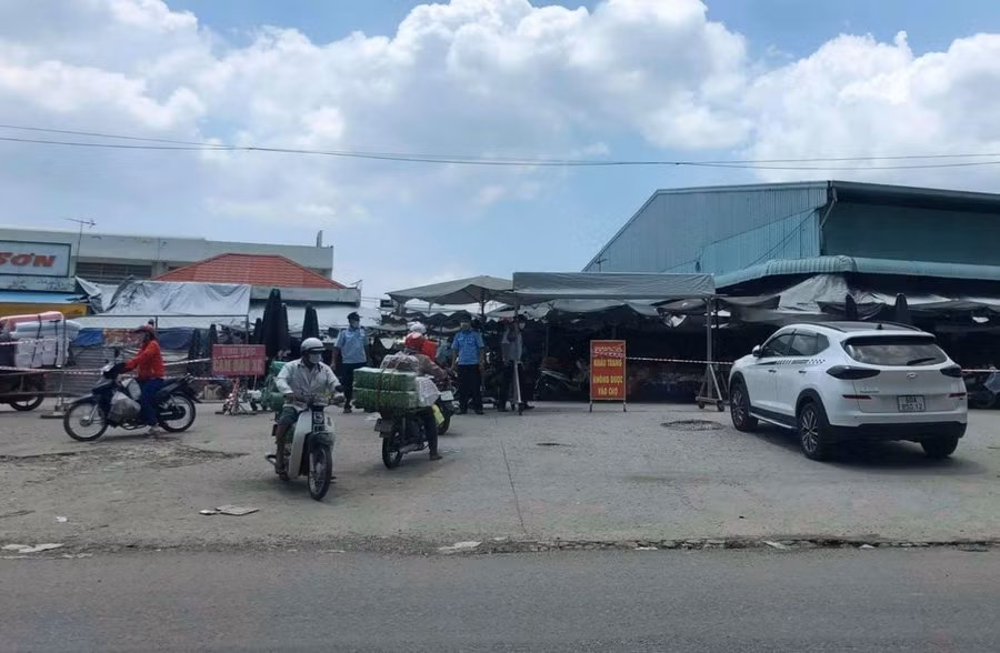 Nhiều khu chợ truyền thống tại TP Biên Hòa và các huyện trên địa bàn tỉnh Đồng Nai siết chặt hơn các biện pháp phòng dịch, đảm bảo thực hiện đúng chỉ thị 16 của Thủ tướng Chính phủ. (Ảnh: Internet)
