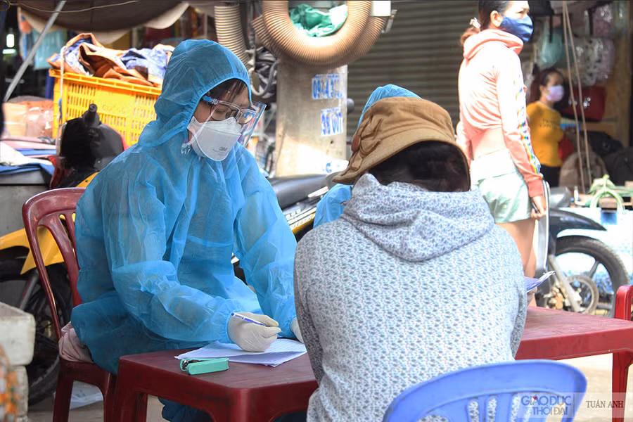 Tiểu thương tại chợ An Chu, xã Bắc Sơn, huyện Trảng Bom, Đồng Nai, thực hiện khai báo y tế sáng ngày 10/7.