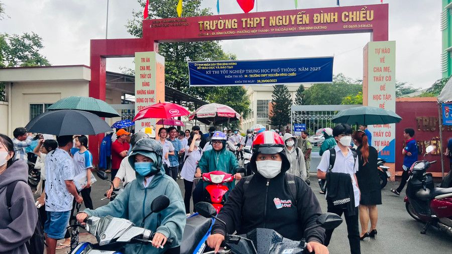 Buổi thi môn Toán có 33 thí sinh bỏ thi. Buổi thi môn Toán có 33 thí sinh bỏ thi.