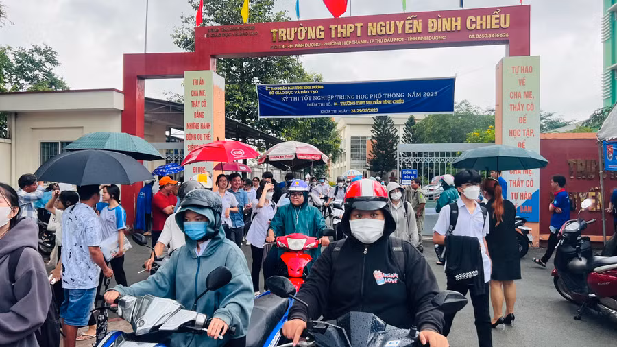 Buổi thi môn Toán có 33 thí sinh bỏ thi.