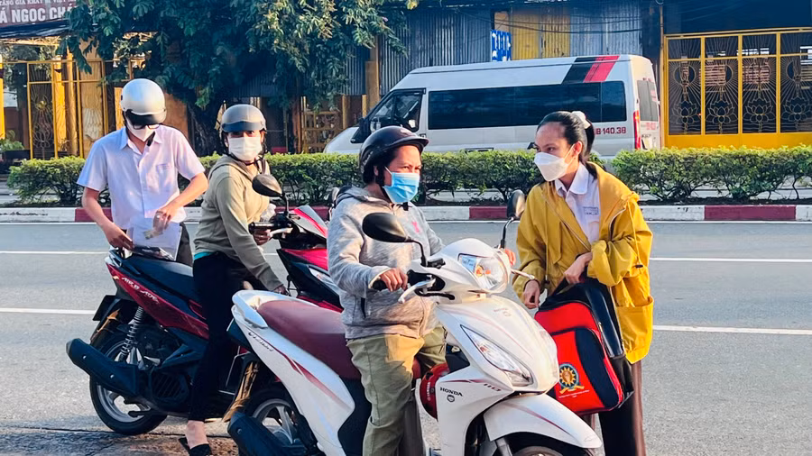 Các thí sinh về nhà nghỉ trưa rồi tiếp tục được phụ huynh đưa đi thi vào đầu giờ chiều.