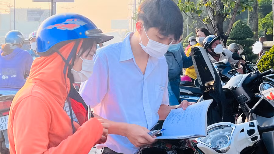 Sáng nay thí sinh thi tốt nghiệp THPT với bài thi Ngữ văn ảnh 64 Sáng nay thí sinh thi tốt nghiệp THPT với bài thi Ngữ văn ảnh 64