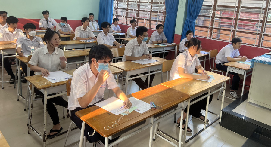 Các thí sinh tại điểm thi trường THPT Chu Văn An (TP Thủ Dầu Một) đã làm thủ tục xong.