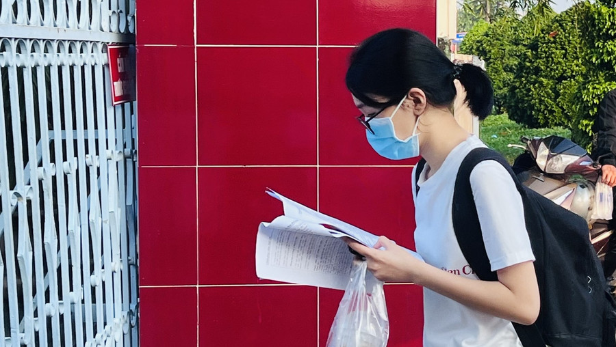 Các thí sinh tranh thủ cố gắng ôn lại kiến thức trước khi bước vào môn thi đầu tiên.