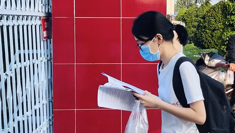 Các thí sinh tranh thủ cố gắng ôn lại kiến thức trước khi bước vào môn thi đầu tiên. Các thí sinh tranh thủ cố gắng ôn lại kiến thức trước khi bước vào môn thi đầu tiên.