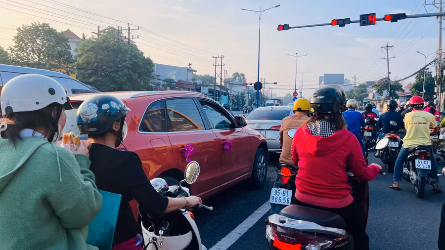 Sĩ tử tranh thủ ăn bánh mì lót dạ trên đường đi thi. Sĩ tử tranh thủ ăn bánh mì lót dạ trên đường đi thi.